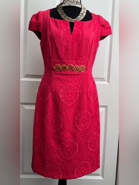 Kay Unger Fuchsia Textured Cap-Sleeve Sheath Dress with Gold Chain Detail